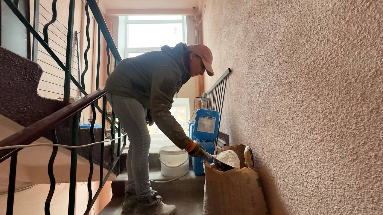 Новини Харкова: на проспекті Любові Малої триває капремонт пошкодженого обстрілами будинку